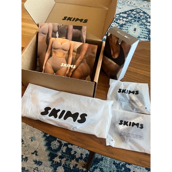 SKIMS *SET* FITS EVERYBODY LACE STRING THONG in ONYX & ONYX BLOOD - Picture 7 of 9